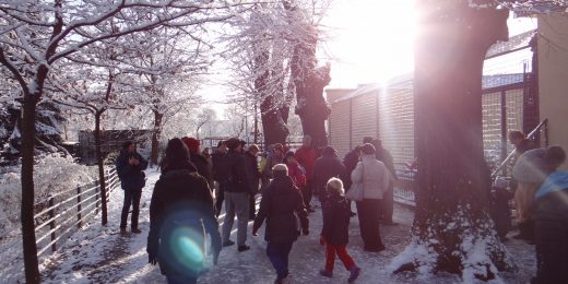 Personen laufen im Zoo Hoyerswerda bei einer Führung im Winter mit.