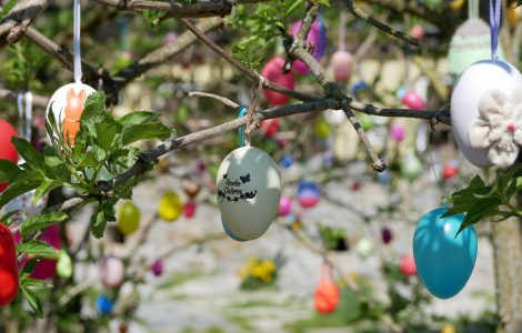 Strauch mit geschmückten Ostereiern