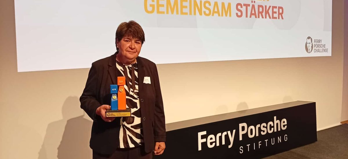 Silke Kühn mit dem Preis in der Hand bei der FerrynPorsche Challenge
