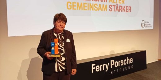 Silke Kühn mit dem Preis in der Hand bei der FerrynPorsche Challenge
